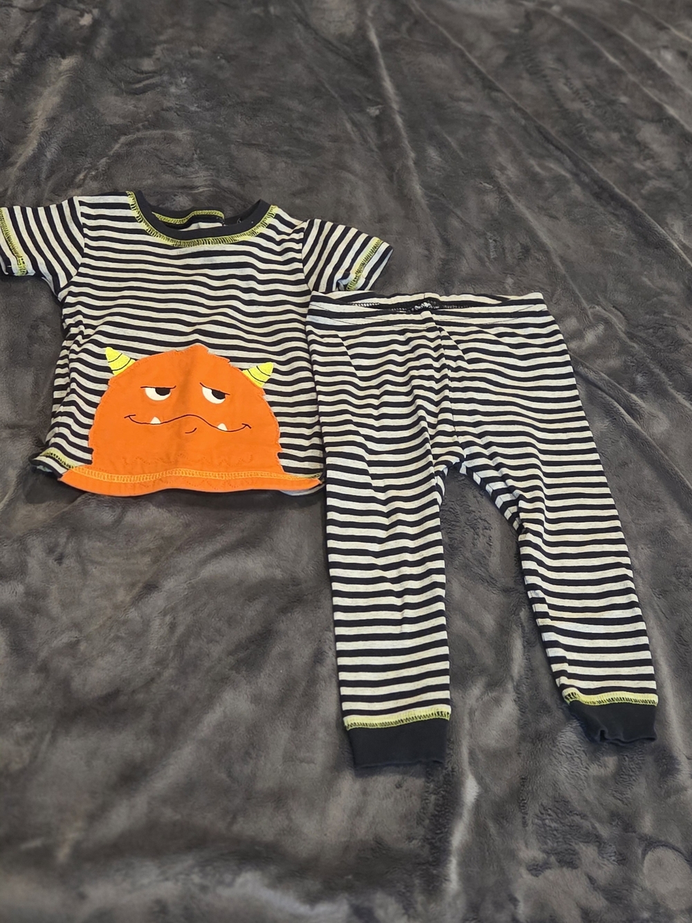 Carter's Two Piece Short Sleev Pajama Set 18m